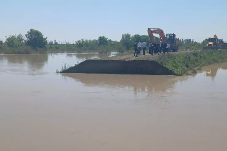 Kürdə suyun səviyyəsi artdı,  bənd yarıldı