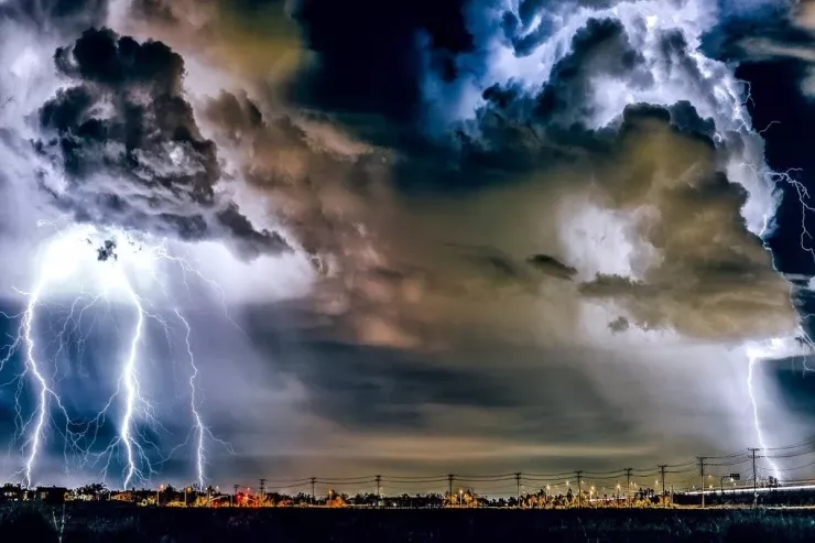 Ölkəni ildırım zərbələri  vurdu: çoxlu sayda insan öldü 