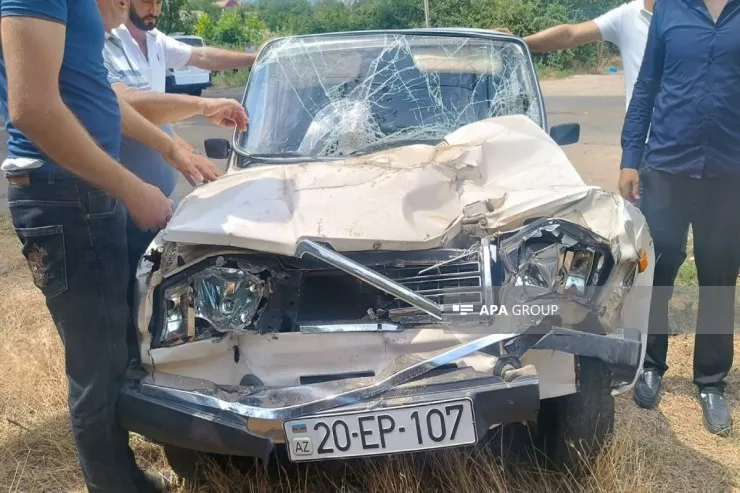 Tovuzda minik avtomobili  yük maşınına   çırpıldı - Sürücülərdən biri yaralandı 