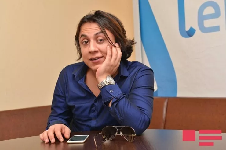 Stilist Anar Ağakişiyevin "powerbank"ı partladı,  yaralandı - VİDEO 