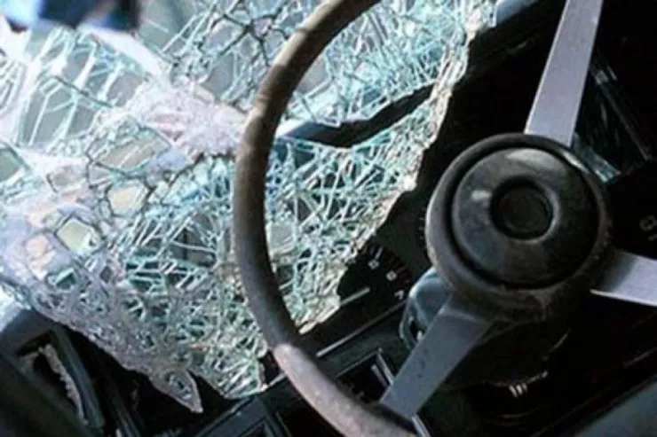 Qobustanda "Hyundai" dirəyə çırpıldı, sürücü öldü 