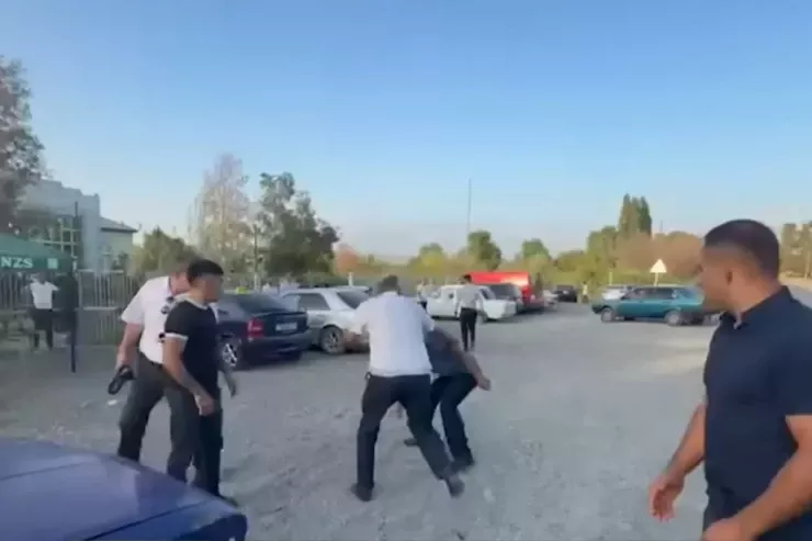 Ağdaşda azyaşlını evləndirənlər jurnalistlərə hücum etdi:  araşdırma başlandı - VİDEO 