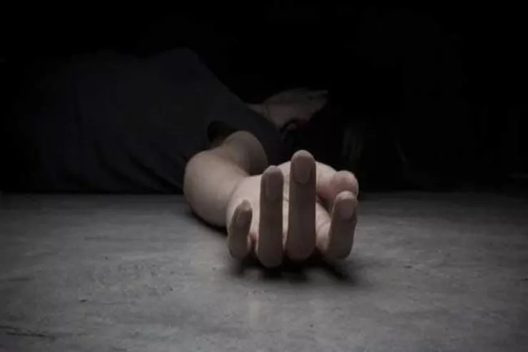 18 yaşlı gənc qızın meyiti  evdən tapıldı