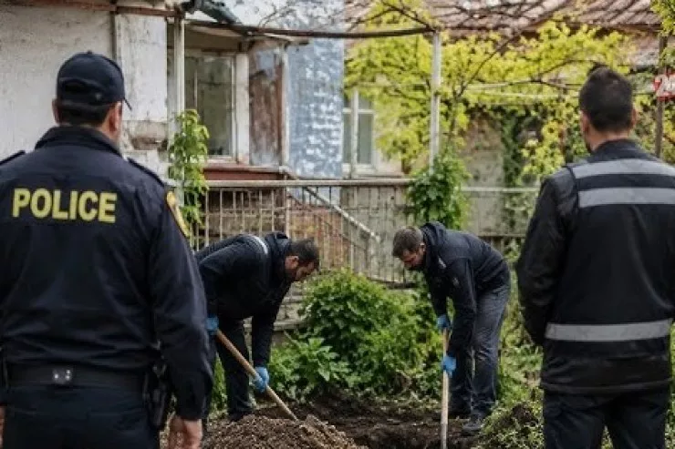 Bakıda DƏHŞƏT:  anasını öldürüb həyətdə basdırdı - TƏFƏRRÜAT 