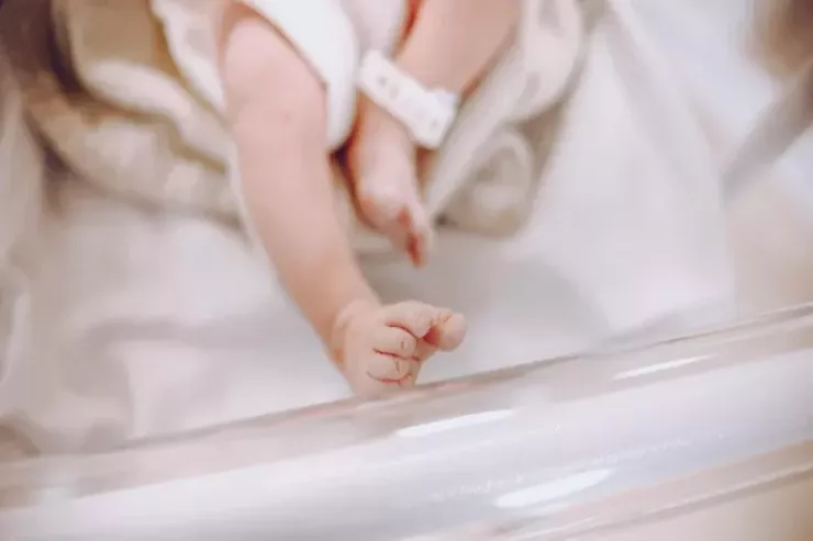 Qadın hələ doğulmamış uşağını satışa çıxardı 
