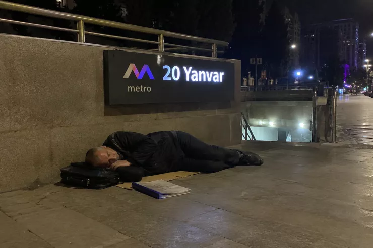 Bakıda müəllim küçədə yatdı,  hər şeyi oğurlandı