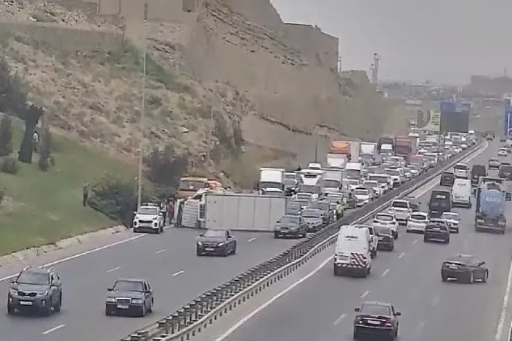 Qaradağda qəzaya görə yol bağlandı 