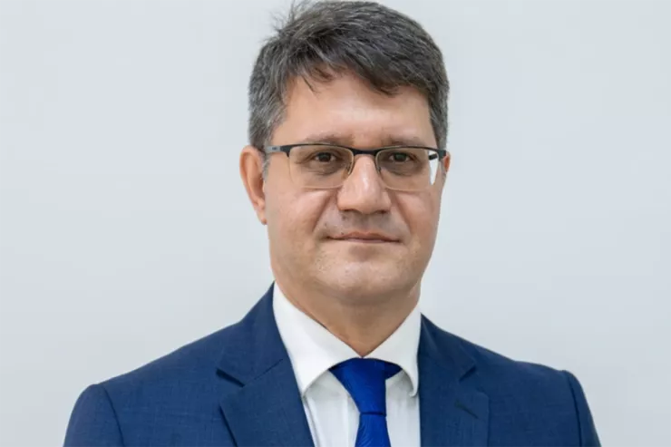 Nazir müşavirini  işdən çıxardı 