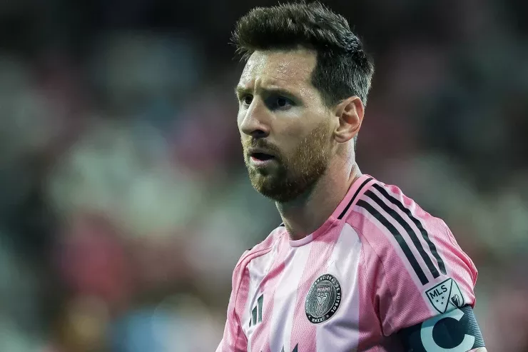 Messi rəqib futbolçunu vurdu, cərimələndi 