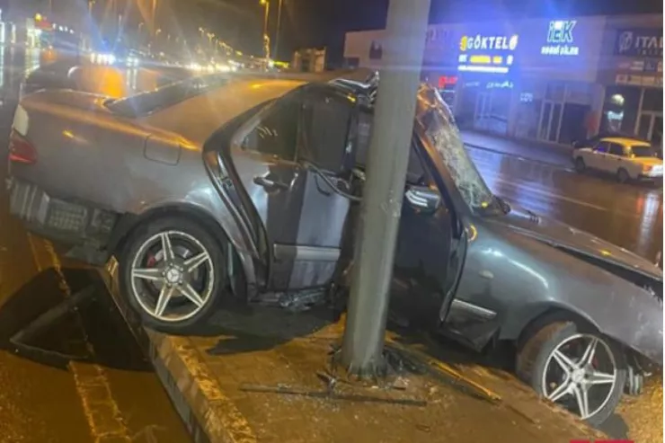 Göygöldə minik maşını işıq dirəyinə çırpıldı, yaralılar var