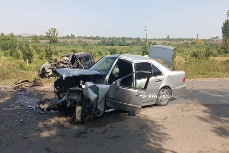 Qazaxda iki minik avtomobili toqquşdu, 3 nəfər öldü