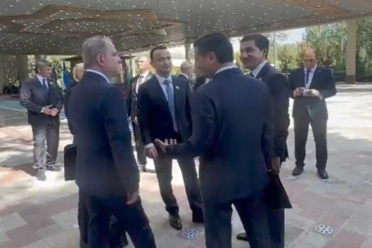 Azərbaycan və Özbəkistan rəsmilərinin səmimi görüntüləri 