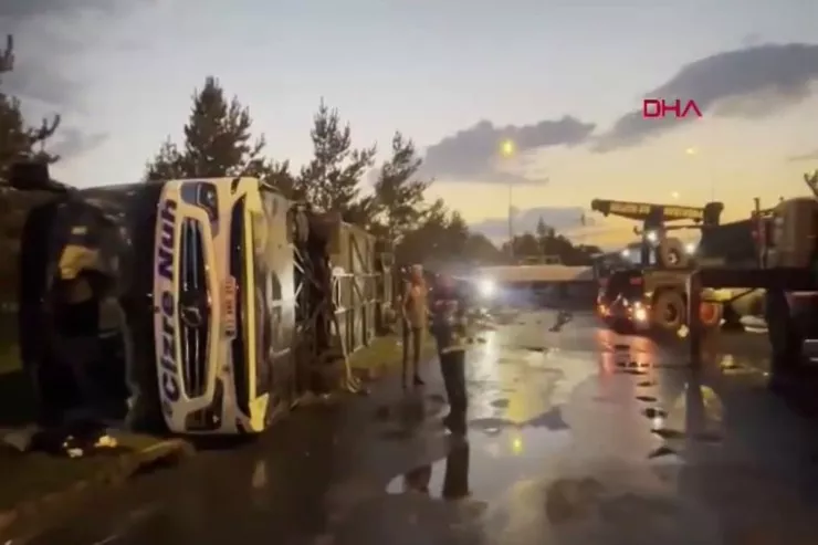 Türkiyədə avtobusla yanacaq tankeri toqquşdu, 35 nəfər yaralandı 