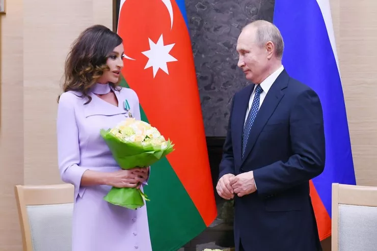 Putin Mehriban Əliyevanı təbrik etdi 