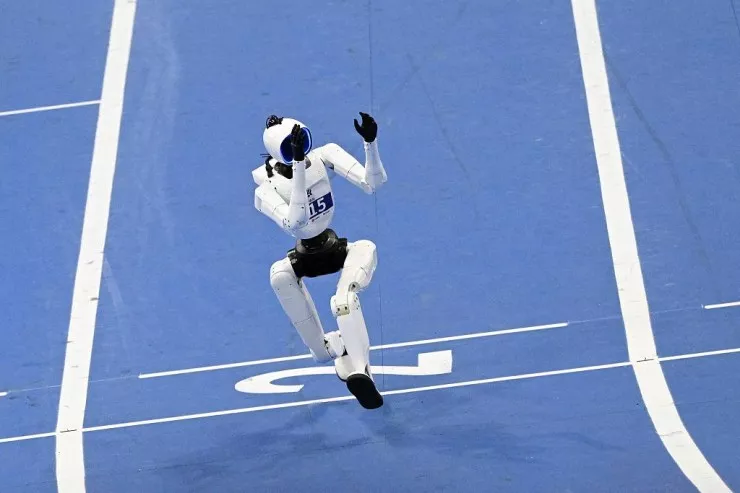 Çində robot Usain Boltun rekordunu  da keçdi