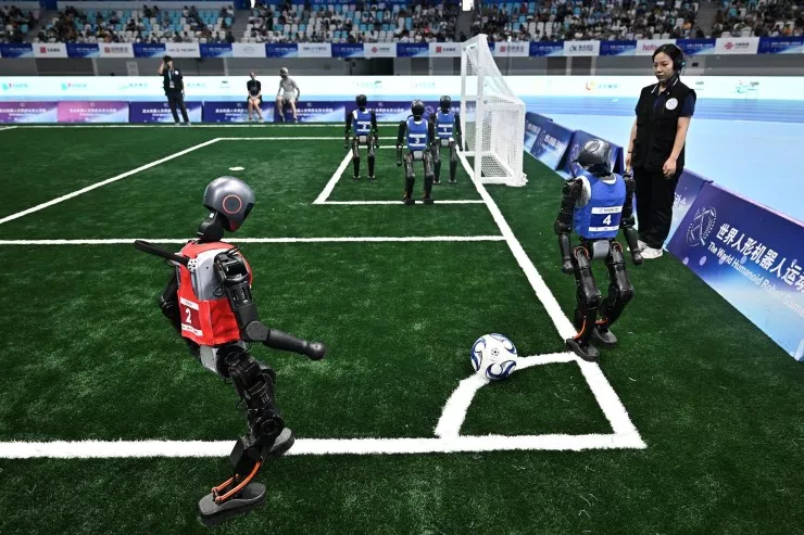Robotlar insanlara meydan oxuyur  — Pekində minlərlə humanoid robot yarışdı