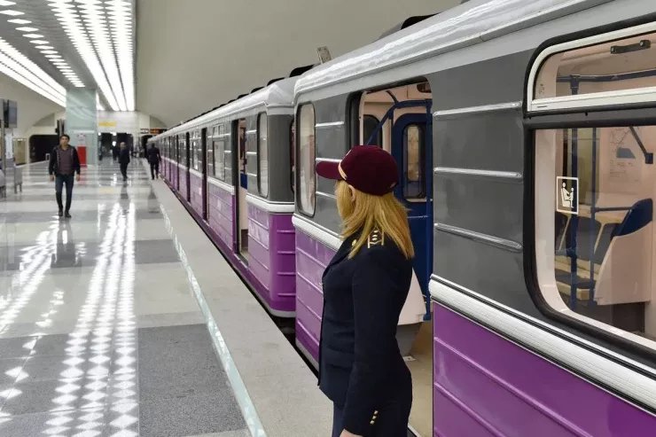 Bakı metrosunda həyəcanlı ANLAR:  qadın qatar yoluna  düşdü