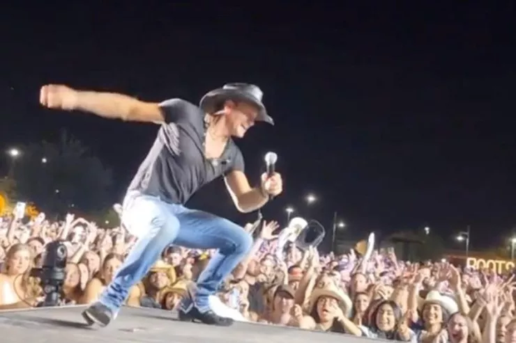 Tim McGraw səhnədə yıxıldı,  amma konserti dayandırmadı