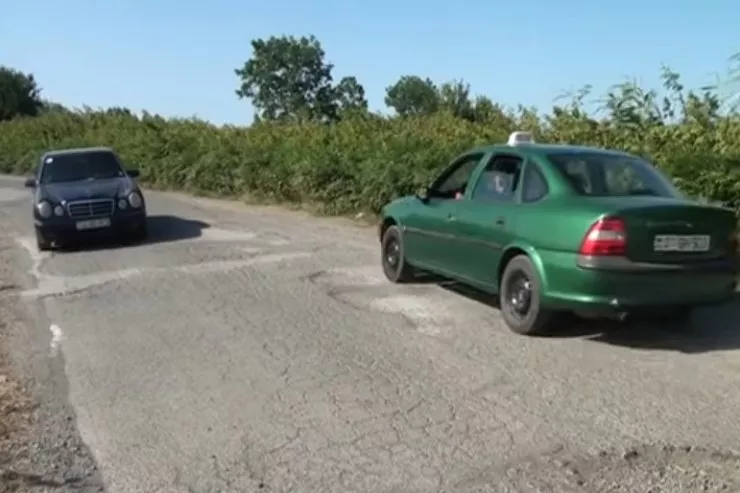 Lənkəranda yol problemi : “15 dəqiqəlik yolu 40 dəqiqəyə gedirik” - VİDEO 