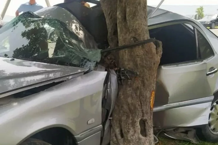 Gəncədə minik maşını ağaca çırpıldı,  yaralanan var