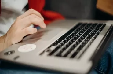 Noutbukunuz daim elektrik şəbəkəsinə  qoşulu olur? - Zərərini biləndən sonra bu səhvi   etməyəcəksiniz