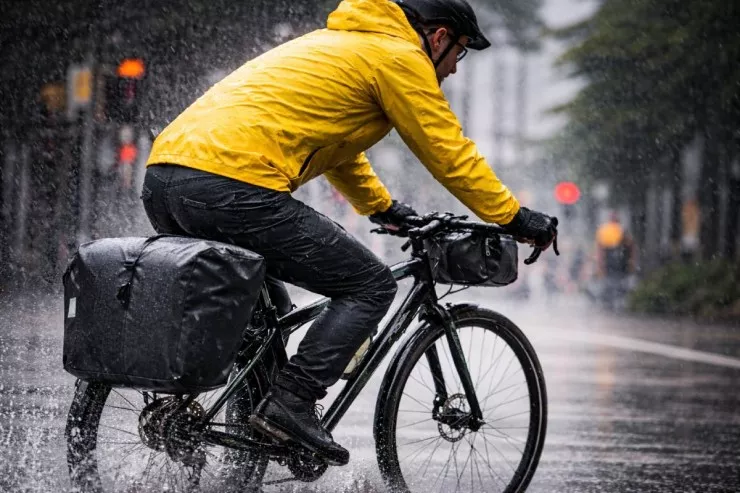 Yağışlı havada yolpuluna görə velosiped oğurladı,  həbs olundu