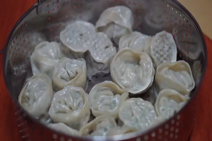 Köftələri heç vaxt qaynar suya  atmayın: belə bişirin, peşman olmayacaqsınız 