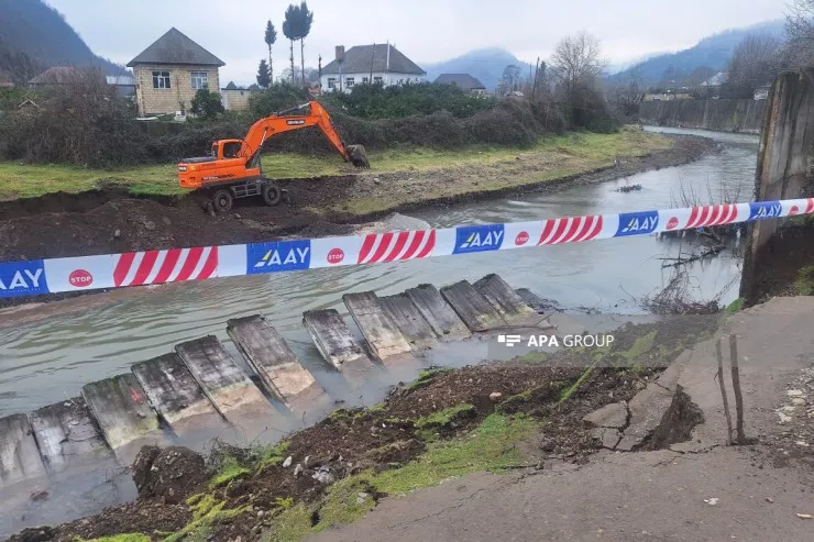 Astarada torpaq sürüşməsi: çayın bəndləri uçdu 