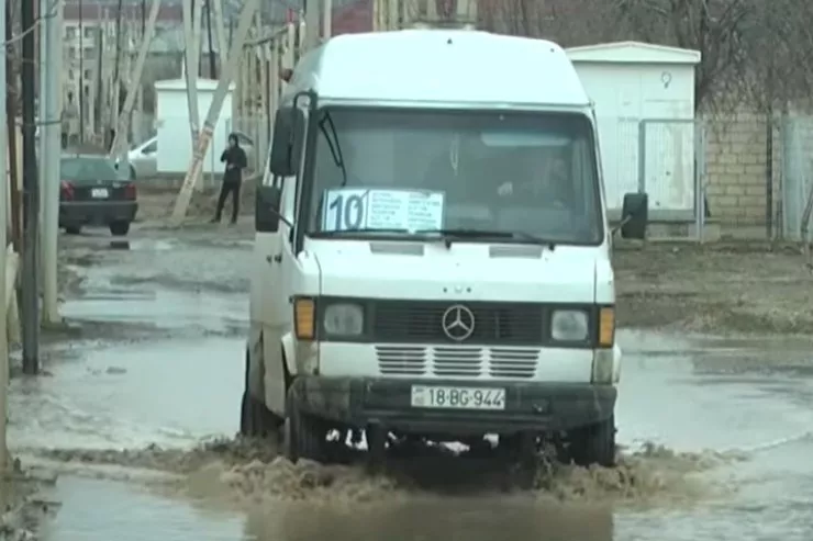 Bu şəhərdə uşaqlar məktəbə qaz borularının üstü ilə gedirlər - VİDEO 