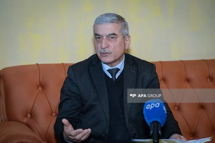 Bəyəndiyim yazıçılar da Azərbaycan dilini korlamağa  başlayıb - Professor Tofiq Hacıyev