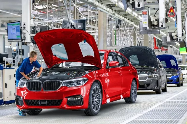 BMW minlərlə avtomobilini geri çağırır 