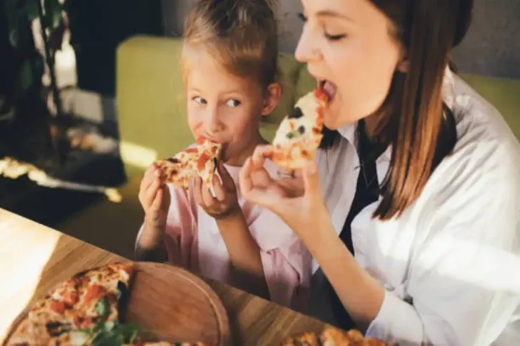 Əksər insanlar pizzanı səhv yeyirlər  - Səbəbinin izahı