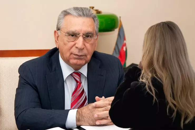 Ramiz Mehdiyevin Rusiyaya zəng edərək danışdığı qadının kimliyi bilindi 