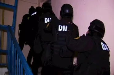 Polis mənzilə nə...