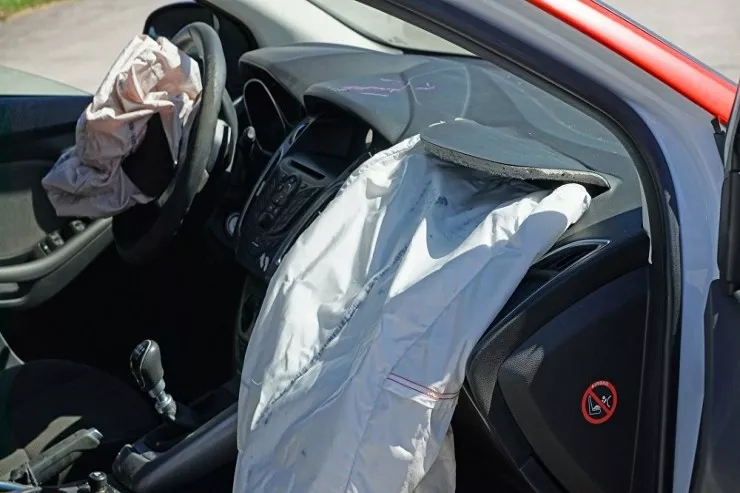 Mingəçevirdə yük maşını "Nissan"a çırpıldı, ölən var 