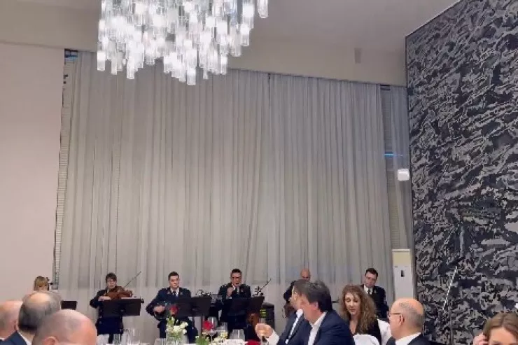 Serbiya hərbçiləri İlham Əliyev üçün Azərbaycan mahnısı oxudu - VİDEO 