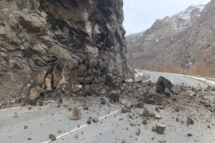 Şahbuzda qaya uçdu,  yol bağlandı - FOTO 