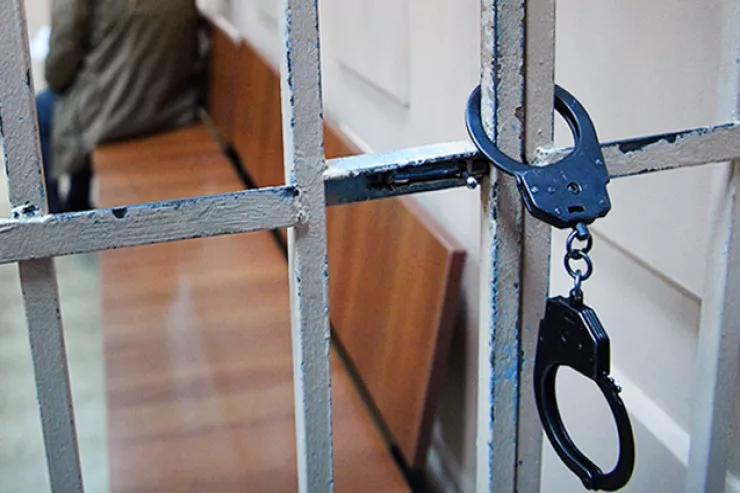 Bacısı boşandığı üçün  anasını söyən oğlan həbs olundu