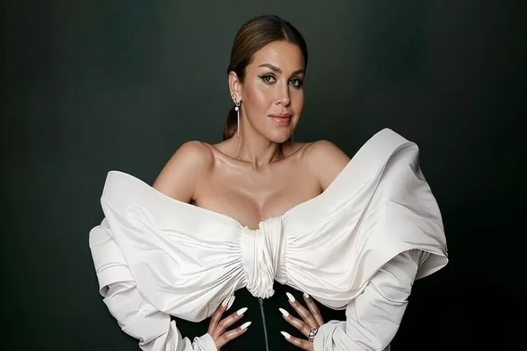 Müğənni Rəqsanə falçıları "yaşam koçu"  adıyla reklam edir - VİDEO 