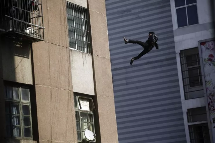 Bakıda FACİƏ:  gənc oğlan binadan yıxılıb  öldü