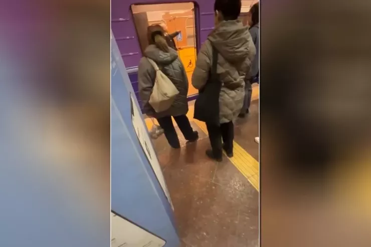 Bakı metrosunda sərnişinlə dolu qatarda  TÜSTÜLƏNMƏ - VİDEO -YENİLƏNİB 