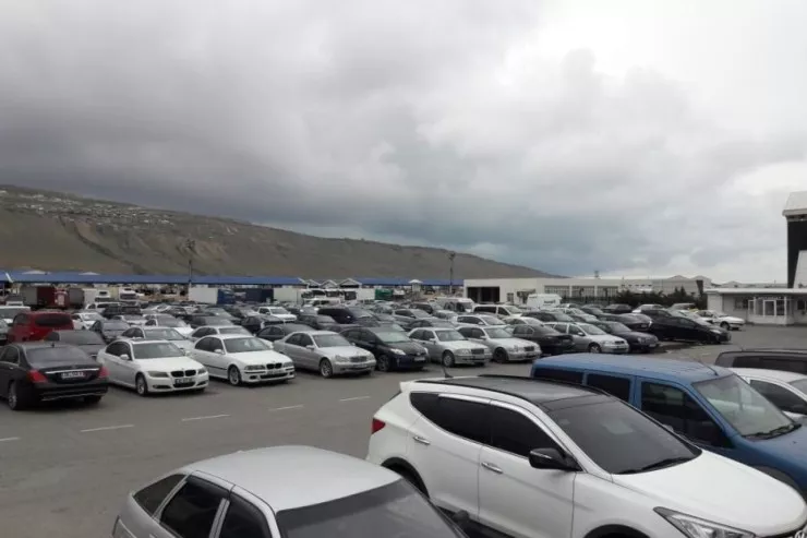 "Meyvəli Gömrüyü"ndə  maşınların altından MEYİT TAPILDI 