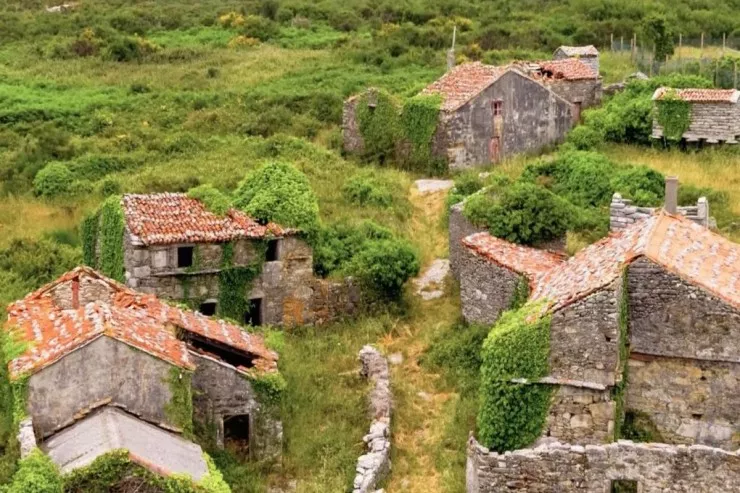 Bu kənd gülünc qiymətə  satılır