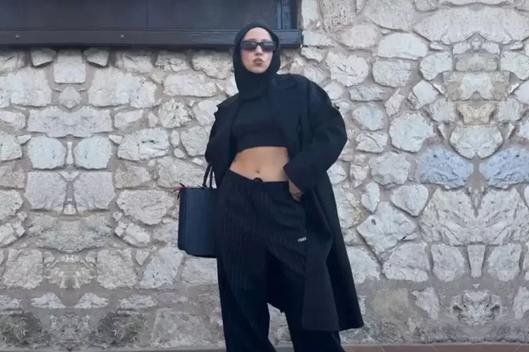 Başı örtülü, göbəyi açıq:  Məşhur müğənni qınaq obyekti  oldu