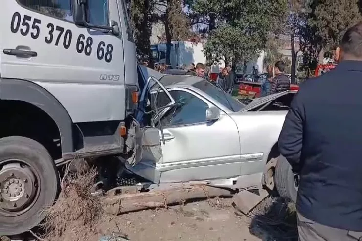 Gəncədə evakuator minik avtomobilinin üstünə çıxdı - FOTO 