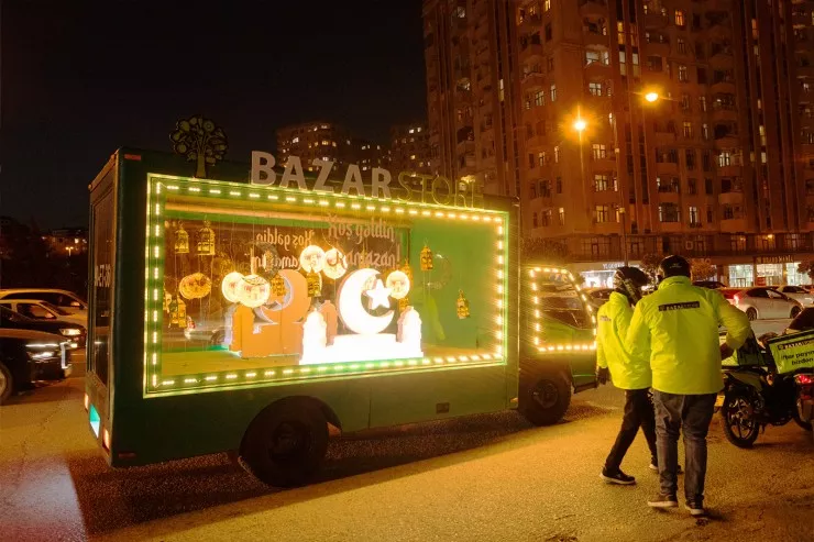 Bazarstore tıxacda qalan oruclular üçün iftar paketləri paylayıb