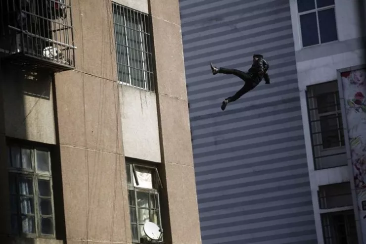 Xırdalanda ŞOK:  13-cü mərtəbədən yıxılan oğlan SAĞ QALDI 