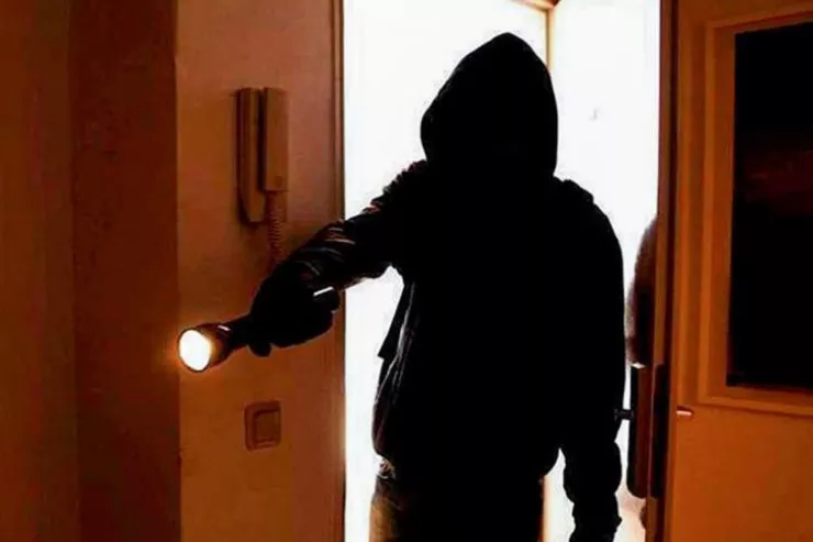 Anasını təbrik etməyə  gələn xalasını qarət etdi - Azərbaycanda ŞOK OĞURLUQ 