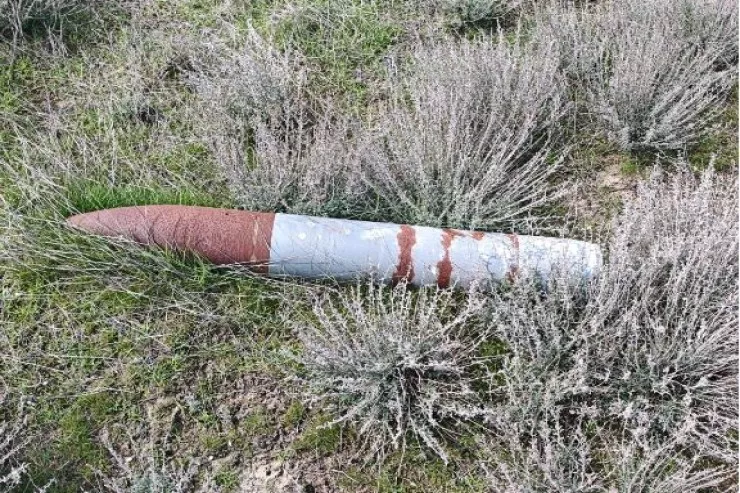 Su kanalının sahilində partlamamış mərmi  tapıldı