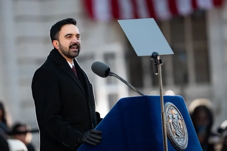 Nyu-Yorkun ilk müsəlman meri  Qurani Kərimə əl basdı